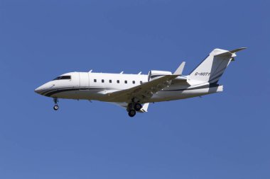 Borispol, Ukrayna - 25 Mayıs 2018: G-Hoty Bombardier Cl-600-2b16 Challenger 604 iş jeti uçağı mavi gökyüzü arka plan üzerinde