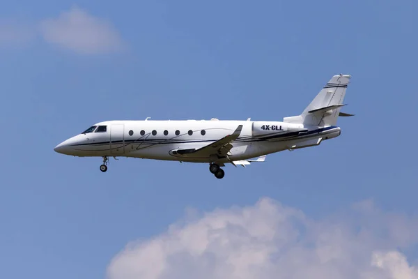 Borispol, Ukrayna - 25 Mayıs 2018: 4x-Cll Israel Aircraft Industries Gulfstream G200 Galaxy iş jetuçağı bulutlu gökyüzü arka plan üzerinde