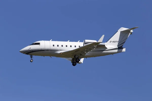 Borispol, Ukrayna - 25 Mayıs 2018: G-Hoty Bombardier Cl-600-2b16 Challenger 604 iş jeti uçağı mavi gökyüzü arka plan üzerinde
