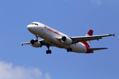 Borispol, Ukrayna-Haziran 07, 2019: OE-lbs Austrian Airlines Airbus A320-214 uçak bulutlu gökyüzü arka planda
