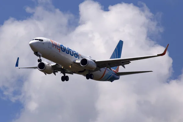 Borispol, Ukrayna-Haziran 07, 2019: a6-fej flydubai bulutlu gökyüzü arka planda Boeing 737-8kN (WL) Uçak