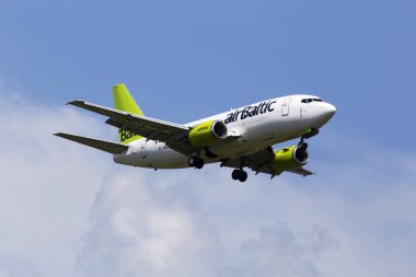 Borispol, Ukrayna - 07 Haziran 2019: Yl-Bbe Air Baltic Boeing 737-53s uçağı bulutlu gökyüzü arka plan üzerinde