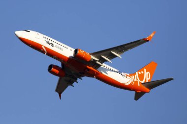 Borispol, Ukrayna-21 Haziran 2019: sizin-Sqg Skyup Airlines Boeing 737-8z0 (WL) Uçak mavi gökyüzü arka planda