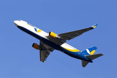 Borispol, Ukrayna - 21 Haziran 2019: mavi gökyüzü arka plan üzerinde your-Azk Azur Air Ukrayna Boeing 767-300 uçak