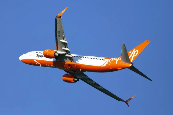 Borispol, Ukrayna-21 Haziran 2019: sizin-Sqg Skyup Airlines Boeing 737-8z0 (WL) Uçak mavi gökyüzü arka planda