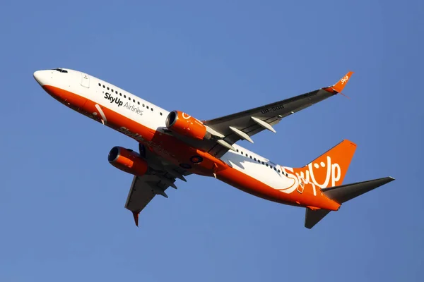 Borispol, Ukrayna-21 Haziran 2019: sizin-Sqg Skyup Airlines Boeing 737-8z0 (WL) Uçak mavi gökyüzü arka planda