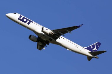 Borispol, Ukrayna - 21 Haziran 2019: Sp-Lne Lot - Polish Airlines Embraer Erj-195lr (Erj-190-200lr) mavi gökyüzü arka plan üzerinde uçak