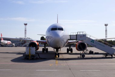 Borispol, Ukrayna - 10 Eylül 2019: Borispol Uluslararası Havaalanı'nın park alanında sqb Skyup Airlines Boeing 737-800 uçağının bakımı