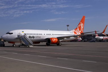 Borispol, Ukrayna - 10 Eylül 2019: Borispol Uluslararası Havaalanı'nın park alanında sqb Skyup Airlines Boeing 737-800 uçağının bakımı
