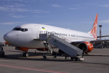 Borispol, Ukrayna - 10 Eylül 2019: Borispol Uluslararası Havaalanı'nın park alanında sqb Skyup Airlines Boeing 737-800 uçağının bakımı