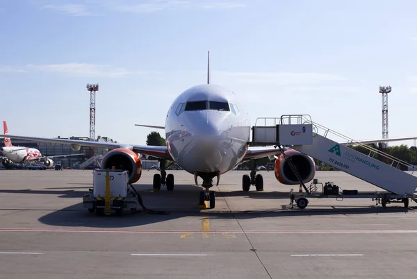 Borispol, Ukrayna - 10 Eylül 2019: Borispol Uluslararası Havaalanı'nın park alanında sqb Skyup Airlines Boeing 737-800 uçağının bakımı