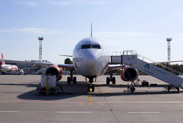 乌克兰鲍里斯波尔 2019年9月10日 在鲍里斯波尔国际机场停车场维修您的Sqb Skyup航空公司波音737 800飞机 图库图片