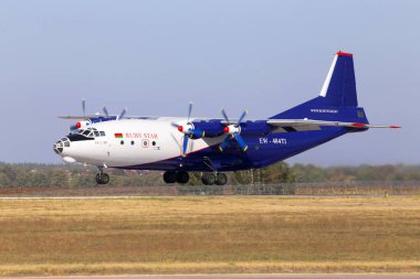 Borispol, Ukrayna - 10 Eylül 2019: Ew-484ti Ruby Star Airways Antonov An-12bp dört motorlu turboprop uçak Borispol Uluslararası Havaalanı pistine iniş