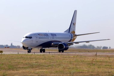Borispol, Ukrayna - 10 Eylül 2019: Your-Coi Yanair Boeing 737-400 uçağı Borispol Uluslararası Havaalanı otoparkına koşuyor