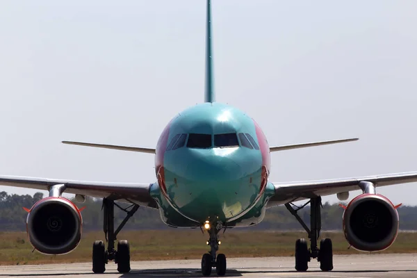 Borispol, Ukrayna - 10 Eylül 2019: Your-Wrj Wind Rose Aviation Airbus A321-200 uçağı Borispol Uluslararası Havaalanı pistine iniş yaptı