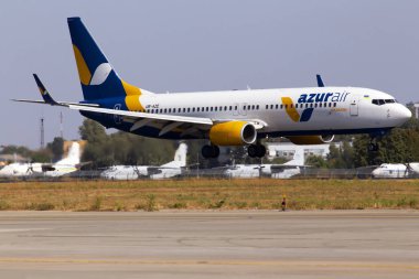 Borispol, Ukrayna - 10 Eylül 2019: your-Aze Azur Air Ukrayna Boeing 737-800 uçağı Borispol Uluslararası Havaalanı pistine iniş yaptı