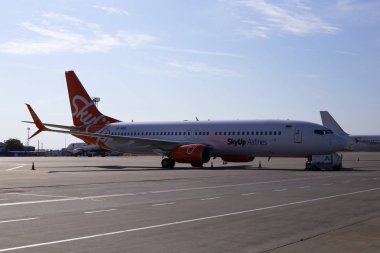 Borispol, Ukrayna - 10 Eylül 2019: Borispol Uluslararası Havaalanı'nın park alanında sqb Skyup Airlines Boeing 737-800 uçağının bakımı