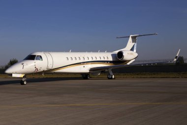 Borispol, Ukrayna - 10 Eylül 2019: P4-Msg Silvershore Trading Ltd. Embraer Erj-135 uçağı Borispol Uluslararası Havaalanı'nın park alanında