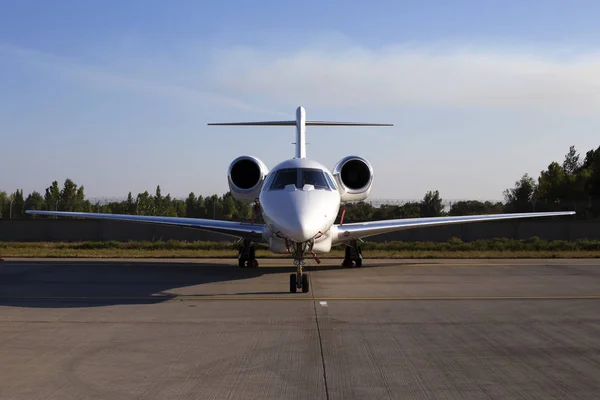 Avion Blanc Sur Zone Stationnement Vue Face Images De Stock Libres De Droits