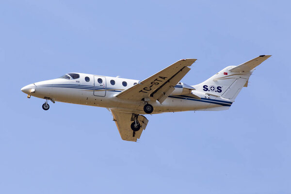 Борисполь, Украина - 08 сентября 2019 года: самолет TC-STA Sertur Air Beechcraft 400A BeechJet на голубом фоне неба
