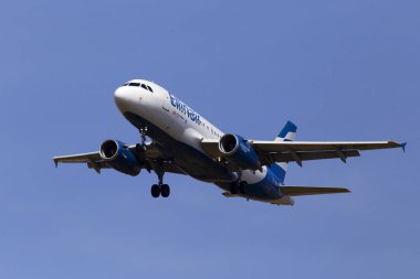 Borispol, Ukrayna - 08 Eylül 2019: Sx-Emb Ellinair Airbus A319-133 uçağı mavi gökyüzü arka plan üzerinde
