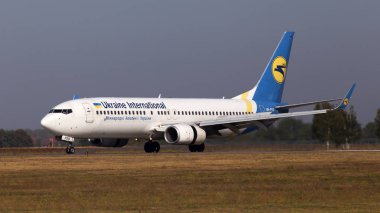 Borispol, Ukrayna - 10 Eylül 2019: Your-Psd Ukraine International Airlines Boeing 737-800 uçağı Borispol Uluslararası Havaalanı pistine iniş yaptı