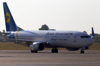 Borispol, Ukrayna - 10 Eylül 2019: Your-Psz Ukraine International Airlines Boeing 737-800 uçağı Borispol Uluslararası Havaalanı otoparkına koşuyor
