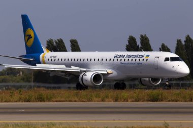 Borispol, Ukrayna - 10 Eylül 2019: Your-Emf Ukraine International Airlines Embraer Erj-195 uçağı Borispol Uluslararası Havaalanı pistine iniş yaptı