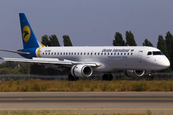 ボリスポリ ウクライナ 2019年9月10日 あなたのEmfウクライナ国際航空エンブラエルErj 195航空機がボリスポリ国際空港の滑走路に着陸 — ストック写真
