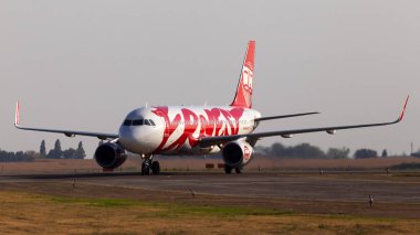 Borispol, Ukrayna - 10 Eylül 2019: Ei-Lix Ernest Airbus A320-200 uçağı Borispol Uluslararası Havaalanı otoparkına koşuyor