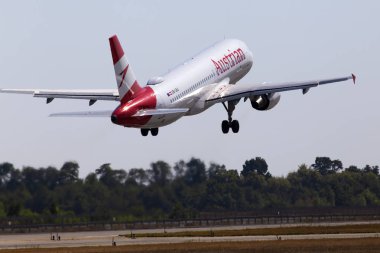 Borispol, Ukrayna - 10 Eylül 2019: Oe-Lbj Austrian Airlines Airbus A320-214 uçağı Borispol Uluslararası Havaalanı'ndan kalkıyor