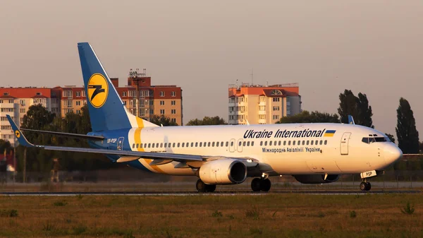 ウクライナのボリスポル 9月10 2019 ウクライナ国際航空ボーイング737 800ボリスポル国際空港から出発する日没の光線で航空機 — ストック写真