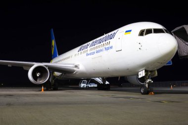 Borispol, Ukrayna - 18 Ekim 2019: Ur-Gea Ukrayna Uluslararası Havayolları Boeing 767-300 Borispol Uluslararası Havaalanı otoparkında