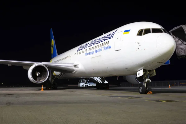 ボリスコール ウクライナ 2019年10月18日 ウクライナ国際航空ボーイング767 300ボリスコール国際空港の駐車場で — ストック写真