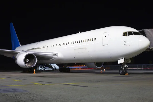 大型现代白色飞机夜间停靠在机场停车场 — 图库照片