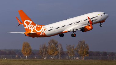 Borispol, Ukrayna - 29 Ekim 2019: Ur-Sqa Skyup Airlines Boeing 737-800 Borispol Uluslararası Havalimanı 'ndan kalkan uçak