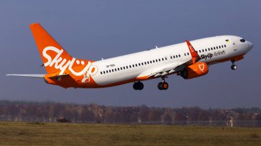 Borispol, Ukrayna - 29 Ekim 2019: Ur-Sqa Skyup Airlines Boeing 737-800 Borispol Uluslararası Havalimanı 'ndan kalkan uçak