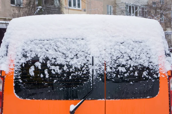 El coche, cubierto de gruesa capa de nieve. Consecuencias negativas de fuertes nevadas . — Foto de Stock