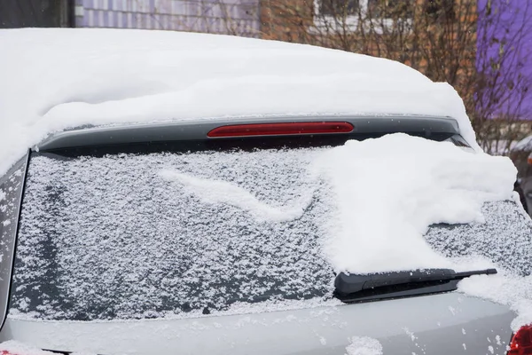 Arabada kalın kar tabakası ile kaplı. Ağır kar sonucu negatif. Yakın çekim — Stok fotoğraf