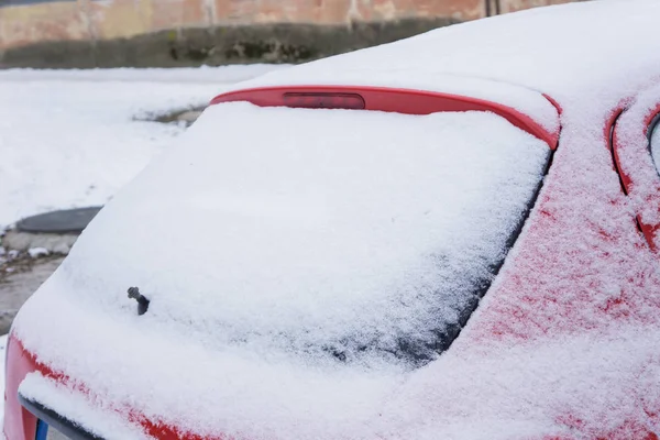 Mrożone tylną szybę samochodu, pokryte lodem i śniegiem na zimowe wieczory. — Zdjęcie stockowe