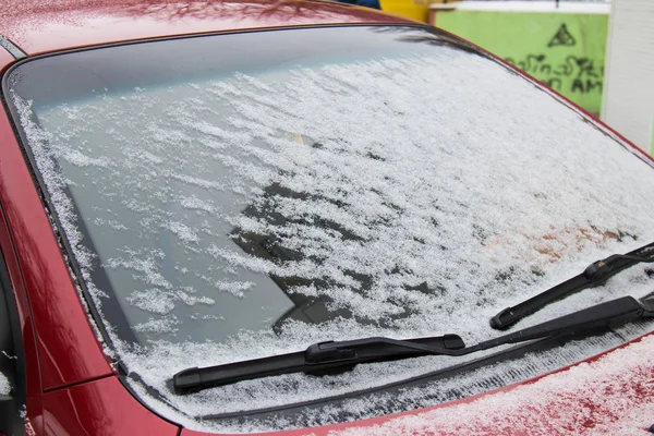 Fryst bilvindruta täckt med is och snö en vinterdag. — Stockfoto