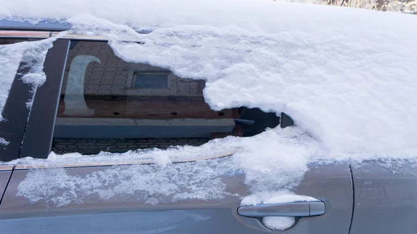 Auto Pokryté Silnou Vrstvou Sněhu Negativním Důsledkem Přeháňkám Levé Části — Stock fotografie