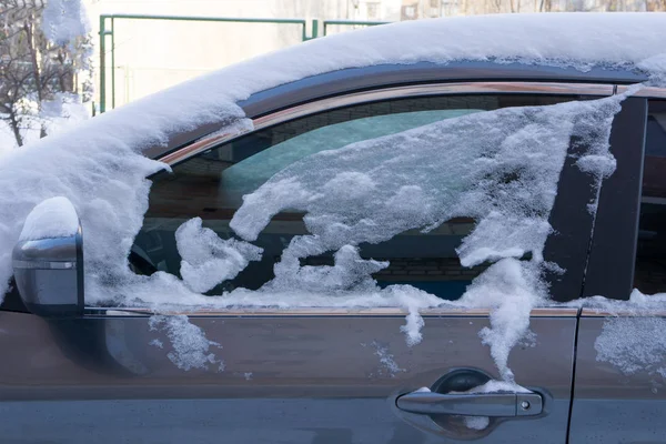 覆盖着厚厚的一层雪 大雪的负面后果 汽车的左边部分被雪覆盖 — 图库照片