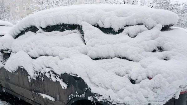 Bilen Täckt Med Tjockt Lager Snö Negativ Följd Kraftigt Snöfall — Stockfoto