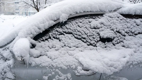 Auto Pokryté Silnou Vrstvou Sněhu Negativním Důsledkem Přeháňkám Levé Části — Stock fotografie