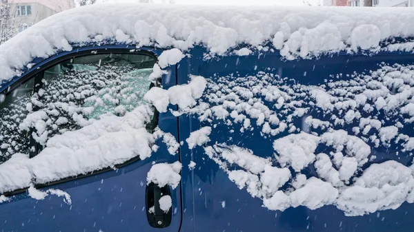 Заморожений Автомобіль Блакитний Мінівен Взимку Вкривав Сніг Міська Сцена Міського — стокове фото