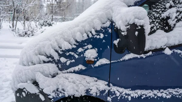 Mrożone Samochodu Niebieski Minivan Pokryte Śniegiem Zimowy Dzień Miejski Scena — Zdjęcie stockowe