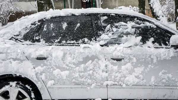 Yoğun Kar Yağışı Sonra Avlusuna Gelsinler Donmuş Araba Kış Günü — Stok fotoğraf