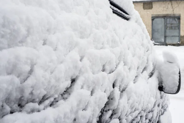Nádvoří Husté Sněžení Auto Pokryté Silnou Vrstvou Sněhu Pravé Části — Stock fotografie
