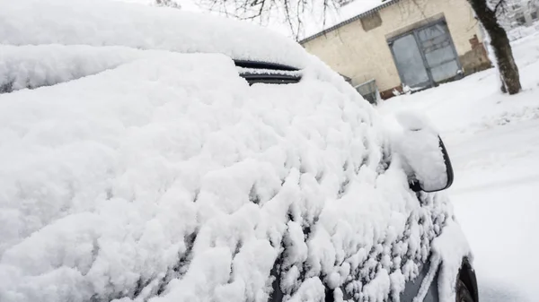 Dziedziniec Obfitych Opadów Śniegu Samochód Pokryte Grubą Warstwą Śniegu Prawej — Zdjęcie stockowe